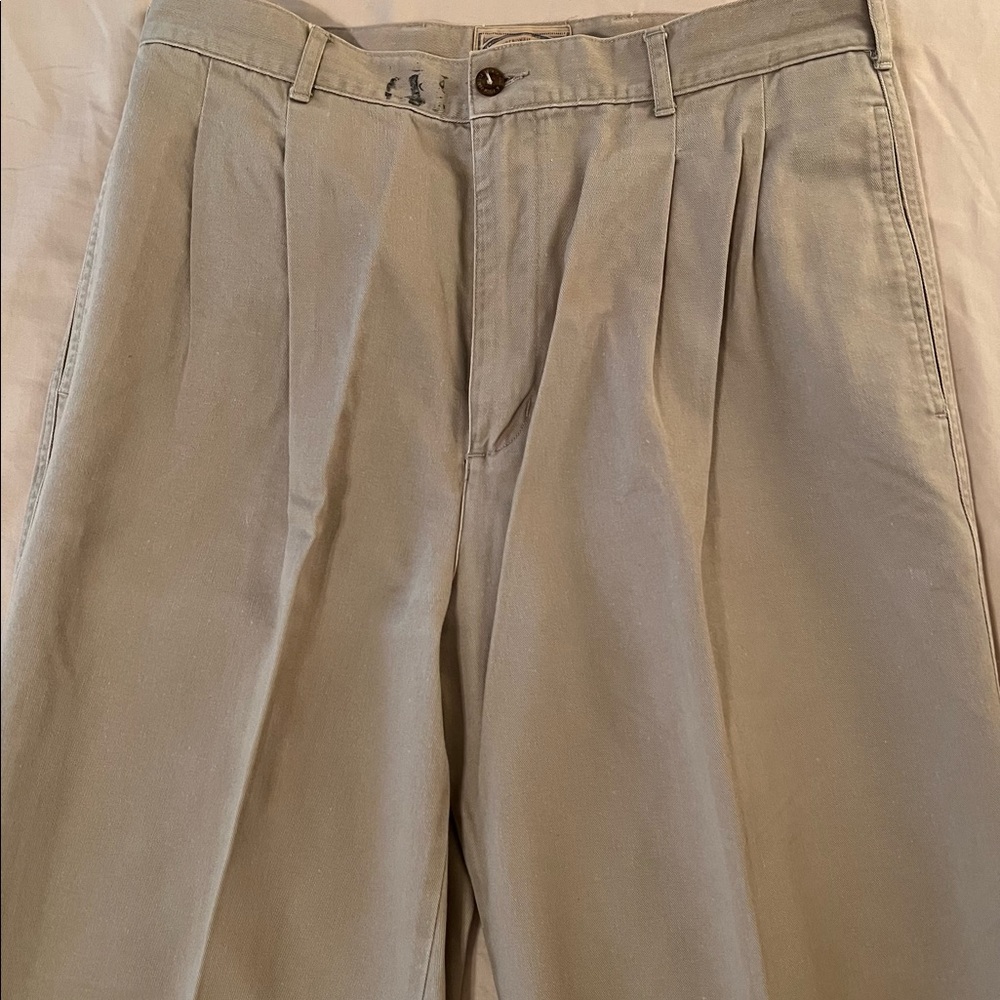 Abercrombie and Fitch pleated men’s khakis slacks